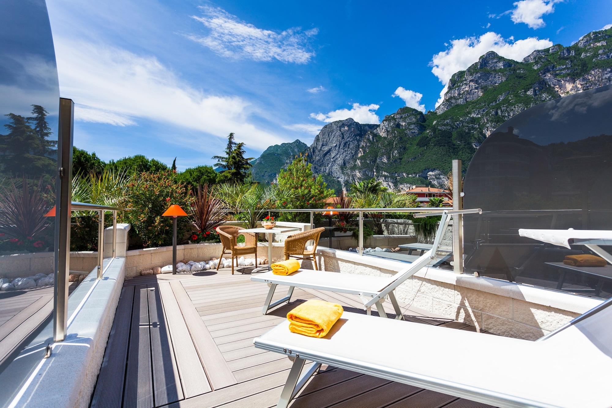 Hotel Savoy Palace - Tonelli Hotels Riva del Garda Exterior photo