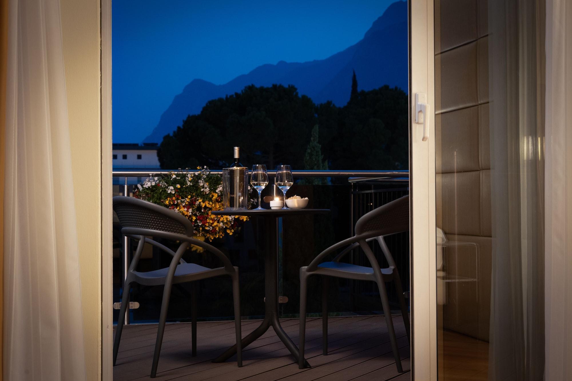 Hotel Savoy Palace - Tonelli Hotels Riva del Garda Exterior photo