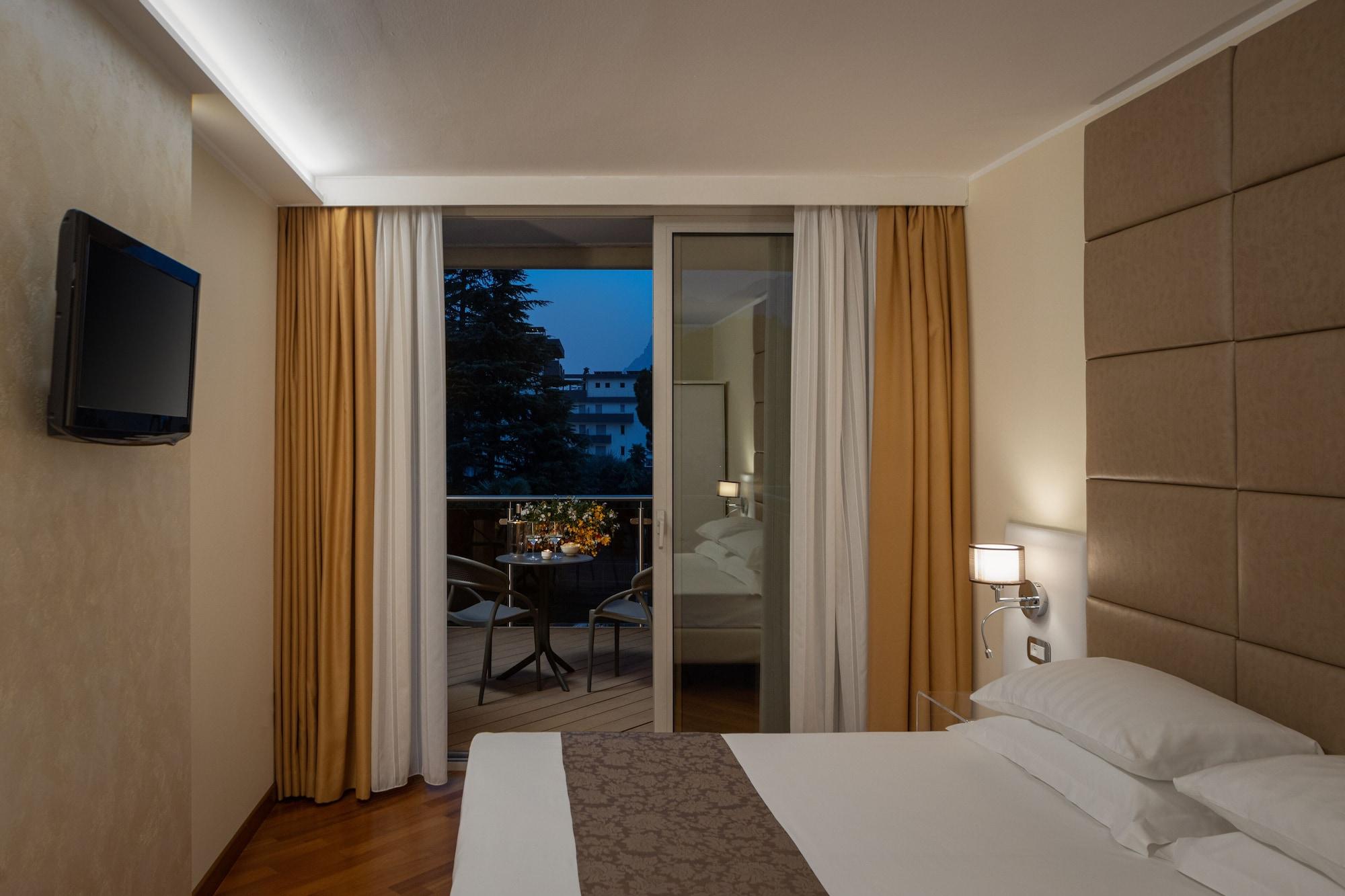 Hotel Savoy Palace - Tonelli Hotels Riva del Garda Exterior photo