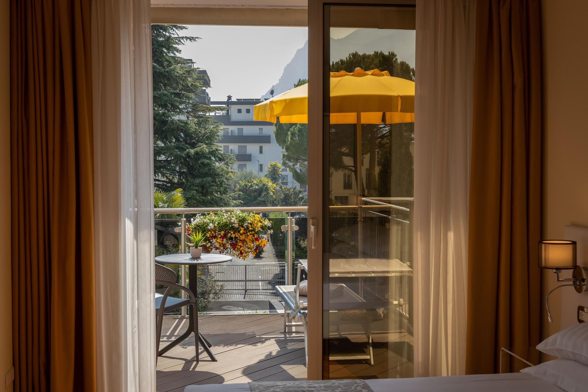Hotel Savoy Palace - Tonelli Hotels Riva del Garda Exterior photo